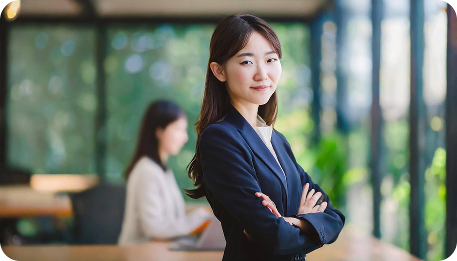 腕組をしている女性の画像